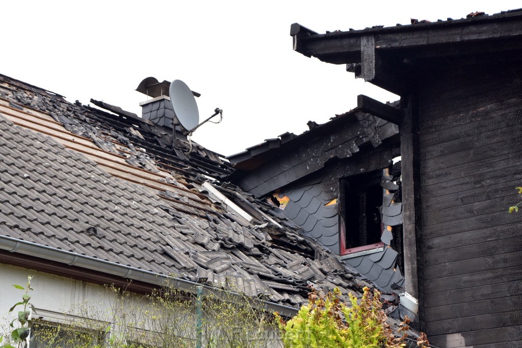 Schwerer Brand in Einfamilien Haus Roesrath Rambruecken P003.JPG - Miklos Laubert